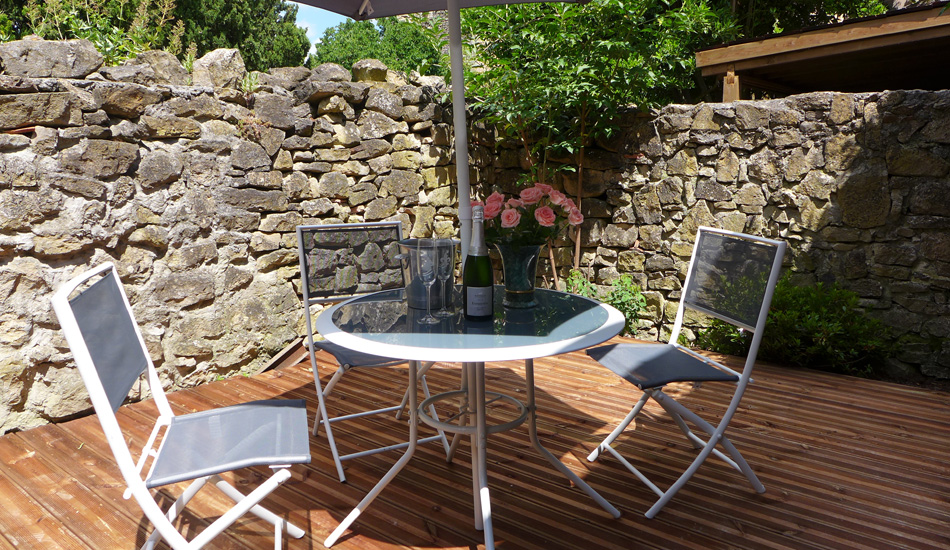 Garten Gartenterasse mit Sonnenschirm, Tisch und Stühle